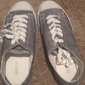 Plaid tennis shoes worn once to big size 9